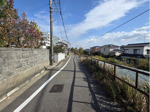 新潟市西区小針西1丁目の前面道路含む現地写真