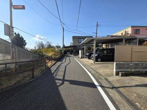 新潟市西区小針西1丁目の前面道路含む現地写真