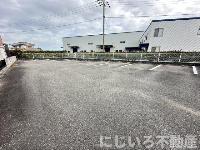 プレジデント那賀川の駐車場