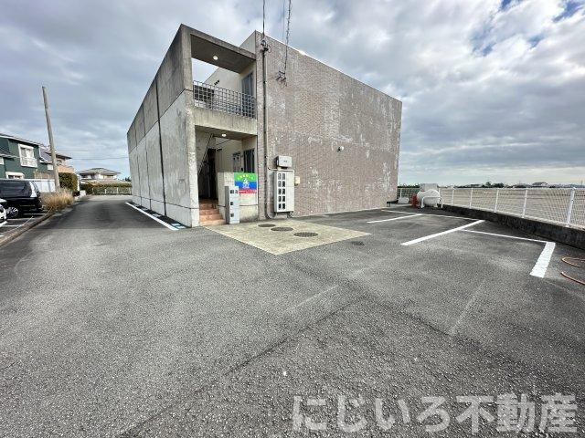 プレジデント那賀川の駐車場