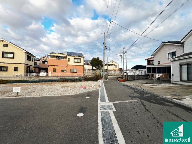 4(土)5(日)現地説明会　岸和田市西大路町　全5区画の前面道路含む現地写真|周辺は閑静な住宅街！前面道路広々で車の出し入れも便利です。駐車が苦手な方でも安心して車庫入れできます！