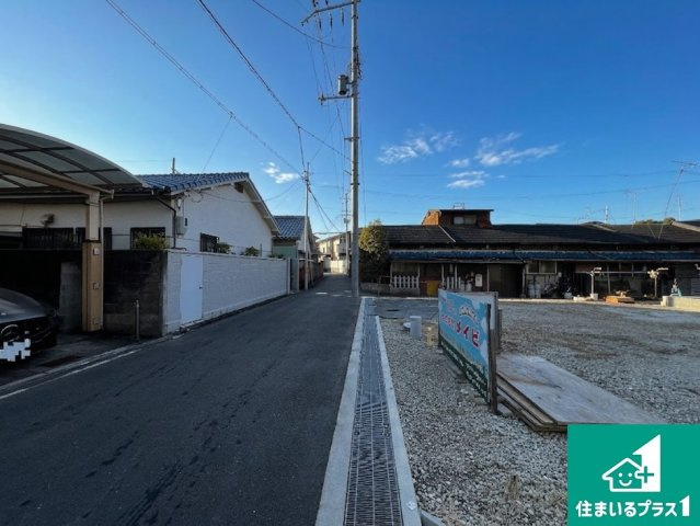 22(土)23(日)現地説明会！◆岸和田市西大路町　全5区画の前面道路含む現地写真|周辺は閑静な住宅街！前面道路広々で車の出し入れも便利です。駐車が苦手な方でも安心して車庫入れできます！