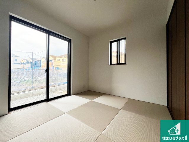 10(月)～16(日)現地説明会！◆岸和田市西大路町　全5区画の和室|一室あると便利な和室は客間としてだけでなく、小さなお子様のプレイルームや食後のくつろぎスペースとしてもご利用いただけます。収納もついていますので大活躍間違いなし！