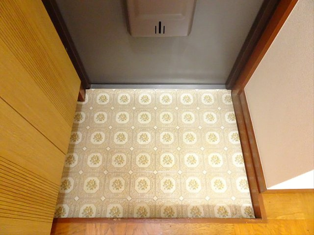 生川ビルの玄関