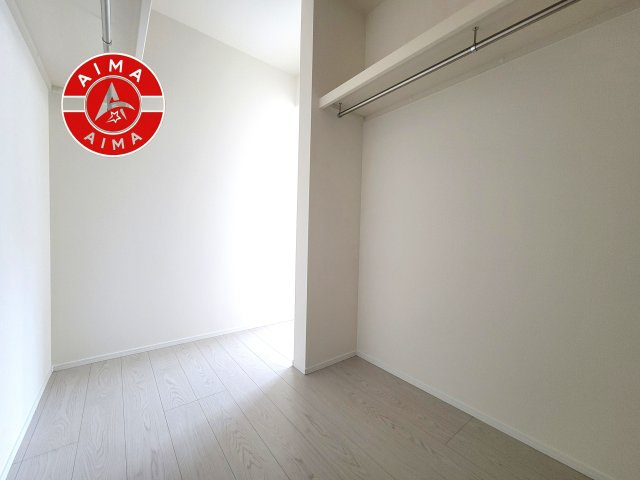 糟屋郡新宮町大字湊第4-2棟（1号棟）の収納|洋服や大きな荷物が多い方や人数の多いご家族などは、一般的なクローゼットよりもウォークインクローゼットのほうが使い勝手が良いです。