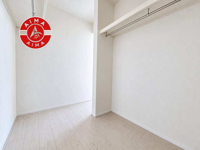 糟屋郡新宮町大字湊第4-2棟（1号棟）の収納|洋服や大きな荷物が多い方や人数の多いご家族などは、一般的なクローゼットよりもウォークインクローゼットのほうが使い勝手が良いです。