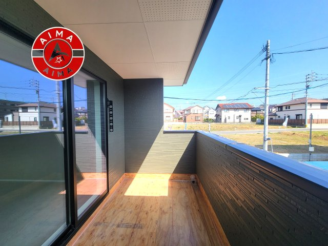 糟屋郡新宮町大字湊第4-2棟（1号棟）のバルコニー|風をしっかりと感じられるバルコニーでは、毎日が洗濯日和です。広々としているので洗濯も楽しくなるでしょうし、気分転換にバルコニーからの眺めを楽しむのもいいでしょう。