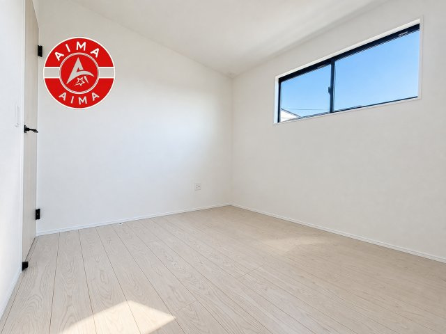 糟屋郡新宮町大字湊第4-2棟（1号棟）の子供部屋|柔らかい陽光が差し込む明るいお部屋を演出する設計。彩光の取れる窓が気持ちの良いお部屋を創り上げます。