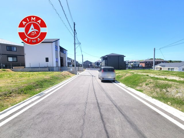 糟屋郡新宮町大字湊第4-2棟（1号棟）の外観|前面道路含む現地の写真です。