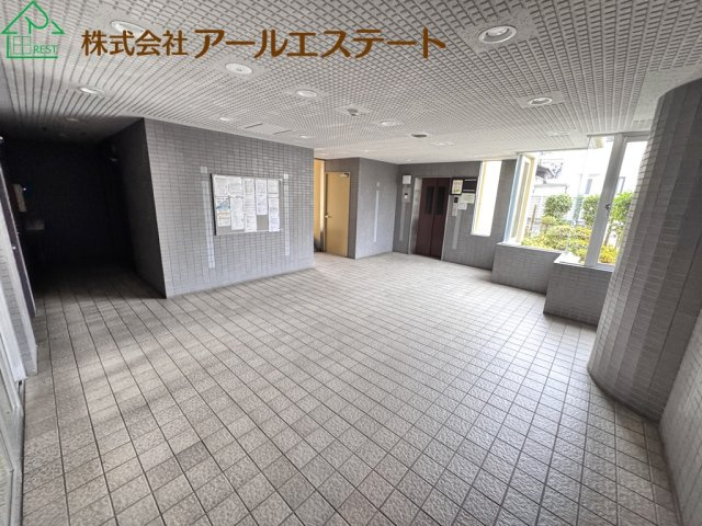 ネオハイツ花の北　JR播但線「野里駅」徒歩9分のエントランス
