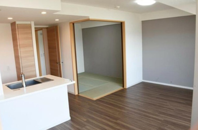 【居間・リビング】 | レーベンリヴァーレ入間オフィール | LDK14.2帖、リビング横の和室は、襖を開くと開放感がでます。