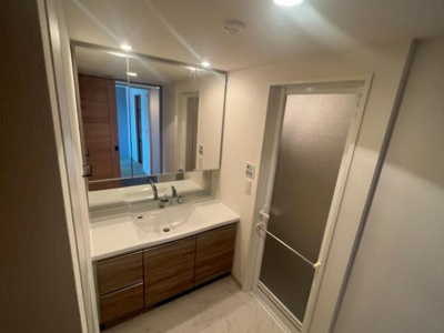 【独立洗面台】 | レーベンリヴァーレ入間オフィール | 収納豊富な三面鏡の洗面化粧台です