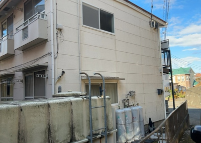 【外観】 | 愛名グリーンハイツ | 家を建てる場合、方位は要チェックです。現実的に日当たりのよい家ならばリビングは南側、建築基準法でも北側に当たる家への配慮は求められています。土地を見学に行く際は、方位磁針を持って行くようにしましょう。