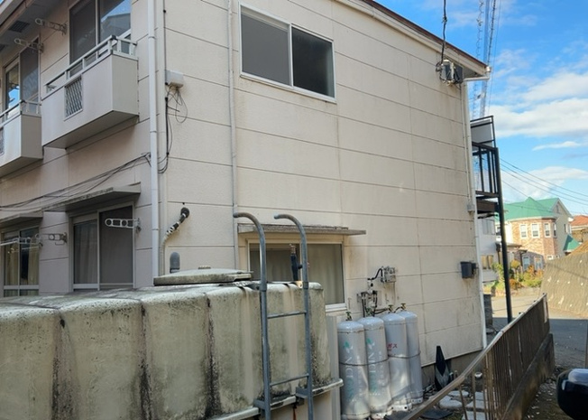 【外観】 | 愛名グリーンハイツ | 家を建てる場合、方位は要チェックです。現実的に日当たりのよい家ならばリビングは南側、建築基準法でも北側に当たる家への配慮は求められています。土地を見学に行く際は、方位磁針を持って行くようにしましょう。
