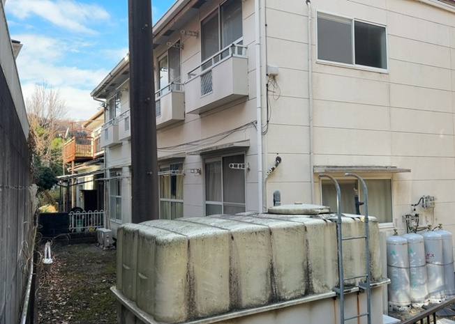 【外観】 | 愛名グリーンハイツ | 土地を買う際、住む地域の自治体や福祉の補助制度にも注目してみましょう。子供や老人の医療補助やゴミ出しのルールなど、自治体によってルールに大きな違いがあるため、暮らしやすい土地で判断するとよいでしょう。
