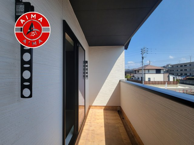 糟屋郡新宮町大字湊第4-2棟（2号棟）のバルコニー|風をしっかりと感じられるバルコニーでは、毎日が洗濯日和です。広々としているので洗濯も楽しくなるでしょうし、気分転換にバルコニーからの眺めを楽しむのもいいでしょう。