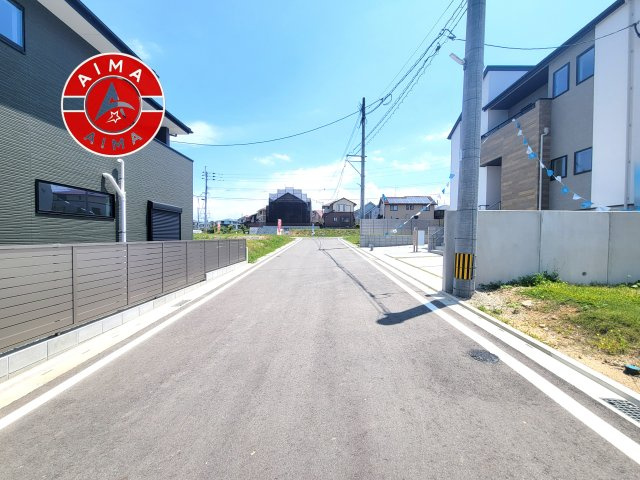 糟屋郡新宮町大字湊第4-2棟（2号棟）の前面道路含む現地写真|前面道路は閑静な住宅地をはしる車通りの少ない道路。お車の出し入れが苦手なママや小さなお子様にも安心ですね。しっかり舗装もされているので、ベビーカーや自転車で通っても快適に通行できます。