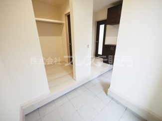 【玄関】 | 奈良市菅原町の新築一戸建 全７区画 | 現地写真（７号地玄関）土間スペースからファミリークローゼットへ続く広い玄関です♪