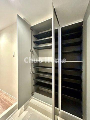 【玄関】 | ヴィルヌーブ入谷 | 【玄関】玄関には大型のシューズクローゼットを設置しておりますのでいつでもスッキリりとした空間を保てます。玄関周りを清潔に使うのはとても大事なことですよね。