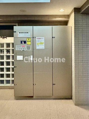 【設備】 | ヴィルヌーブ入谷 | 【宅配ボックス】在宅時・不在時に関わらず、居住者の代わりに非対面で宅配物を受け取ってくれる便利な設備です。わかりやすくご説明致しますので見学時にはお部屋だけではなく共用部分もぜひチェックしてください。