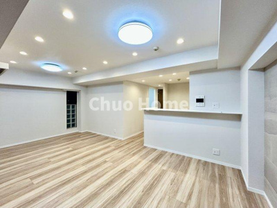 【キッチン】 | ヴィルヌーブ入谷 | 視界に広がりを生むオープンなキッチン。料理や片付けをしながら、家族との会話を楽しんだり、リビングで遊ぶ子どもを見守れます。ご見学時には家具の配置などもイメージしながらぜひご覧になって見て下さい。