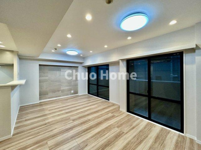 【ダイニング】 | ヴィルヌーブ入谷 | 【ダイニング】忙しい朝でも、しっかり家族が揃って食事をして頂けるゆとりある大きさのダイニングスペース。奥様が作る手料理をカウンター越しに受けとって頂き、テーブルで囲む素敵な時間を存分に愉しんで下さい。