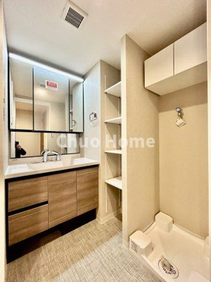 【脱衣所】 | ヴィルヌーブ入谷 | 【洗面所】明るい洗面所は朝をすっきりさせてくれる空間です。バタバタしている忙しい朝でも収納が多い洗面台では短い時間で効率良く支度ができます。