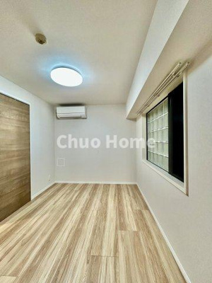 【寝室】 | ヴィルヌーブ入谷 | 【寝室】心と体をゆったりと安らげる主寝室。寝室のゆとりが大きい分だけ、暮らしの安らぎは深まります。一日の疲れを癒すだけでなく、ご夫婦の親密な語らいを紡ぎ出します