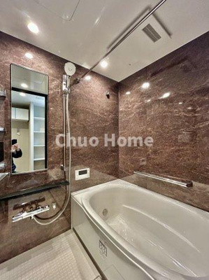 【浴室】 | ヴィルヌーブ入谷 | 【バスルーム】暖房換気乾燥機付きシステムバスルーム。暖房・冷風・換気・乾燥など、毎日を快適に過ごせるうれしい機能が揃っています。雨の日の洗濯物も安心です。