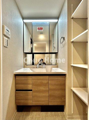 【独立洗面台】 | ヴィルヌーブ入谷 | 【洗面化粧台】洗面化粧台には三面鏡を採用。身だしなみを整えやすい事はもちろんですが、鏡の後ろに収納スペースを設ける事により、散らかりやすい洗面スペースをすっきりさせる事が出来るのも嬉しいですね