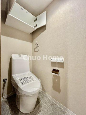 【トイレ】 | ヴィルヌーブ入谷 | 【トイレ】 収納スペースをしっかりと確保した温水洗浄便座機能付きトイレ。温水洗浄便座は清潔にお使いいただくための大切なアイテムです。