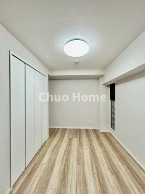 【洋室】 | ヴィルヌーブ入谷 | 【洋室】快適に過ごす条件は、一人ひとり違います。だからこそ飾り過ぎないシンプルな内装と偏り過ぎないデザインで統一しております。居住していく中でオーナー様だけの【マイホーム】に創り上げて下さい