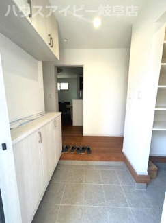 【玄関】 | 羽島市堀津町新築建売全2棟！敷地広々71坪！お車並列3台可能！広々お庭スペースあり！ | 羽島市堀津町新築建売全2棟！敷地広々71坪！お車並列3台可能！広々お庭スペースあり！