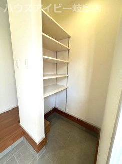 【玄関】 | 羽島市堀津町新築建売全2棟！敷地広々71坪！お車並列3台可能！広々お庭スペースあり！ | 羽島市堀津町新築建売全2棟！敷地広々71坪！お車並列3台可能！広々お庭スペースあり！