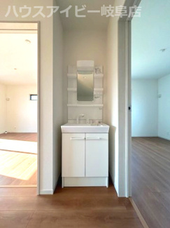 【独立洗面台】 | 羽島市堀津町新築建売全2棟！敷地広々71坪！お車並列3台可能！広々お庭スペースあり！ | 羽島市堀津町新築建売全2棟！敷地広々71坪！お車並列3台可能！広々お庭スペースあり！