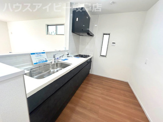 【キッチン】 | 羽島市堀津町新築建売全2棟！敷地広々71坪！お車並列3台可能！広々お庭スペースあり！ | 羽島市堀津町新築建売全2棟！敷地広々71坪！お車並列3台可能！広々お庭スペースあり！