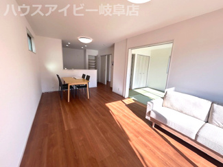 【居間・リビング】 | 羽島市堀津町新築建売全2棟！敷地広々71坪！お車並列3台可能！広々お庭スペースあり！ | 羽島市堀津町新築建売全2棟！敷地広々71坪！お車並列3台可能！広々お庭スペースあり！
