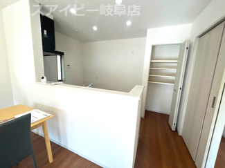 【居間・リビング】 | 羽島市堀津町新築建売全2棟！敷地広々71坪！お車並列3台可能！広々お庭スペースあり！ | 羽島市堀津町新築建売全2棟！敷地広々71坪！お車並列3台可能！広々お庭スペースあり！