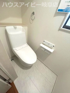 【トイレ】 | 羽島市堀津町新築建売全2棟！敷地広々71坪！お車並列3台可能！広々お庭スペースあり！ | 羽島市堀津町新築建売全2棟！敷地広々71坪！お車並列3台可能！広々お庭スペースあり！