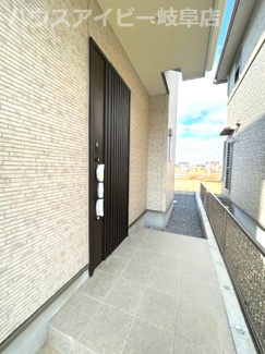 【玄関】 | 羽島市堀津町新築建売全2棟！敷地広々71坪！お車並列3台可能！広々お庭スペースあり！ | 羽島市堀津町新築建売全2棟！敷地広々71坪！お車並列3台可能！広々お庭スペースあり！