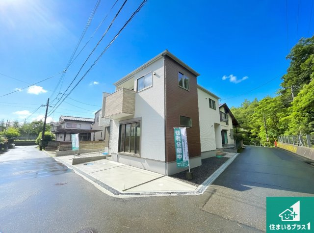 大津市鶴の里　第1期　新築一戸建ての前面道路含む現地写真|周辺は閑静な住宅街！前面道路広々で車の出し入れも便利です。駐車が苦手な方でも安心して車庫入れできます！