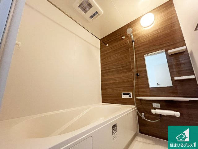 大津市鶴の里　第1期　新築一戸建ての浴室|足をゆったり伸ばして寛げる浴槽です。浴室乾燥機も設置しているので、雨の日の洗濯物も安心です♪