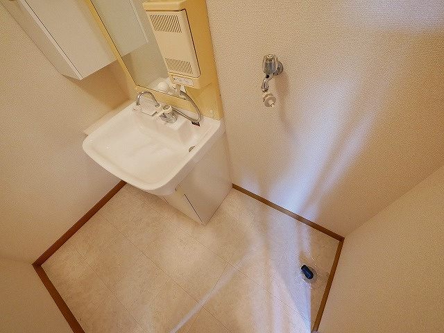 朝日メゾネットＡ・Ｂの洗面所|明るい洗面所です