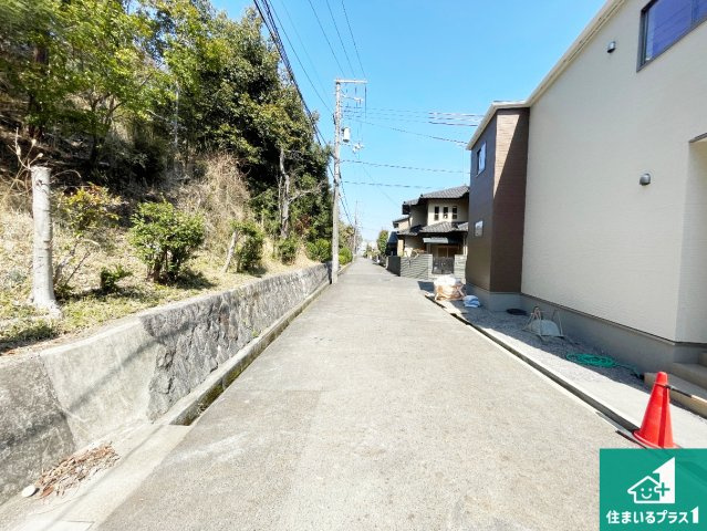 大津市鶴の里　第1期　新築一戸建ての前面道路含む現地写真|周辺は落ち着いた街並みの住宅地！子育てがしやすい住環境です！まだ未完成ですが、現地でしかわからない事もございます。是非一度ご覧ください。