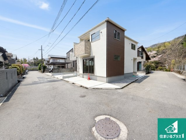 大津市鶴の里　第1期　新築一戸建ての前面道路含む現地写真|周辺は落ち着いた街並みの住宅地！子育てがしやすい住環境です！まだ未完成ですが、現地でしかわからない事もございます。是非一度ご覧ください。