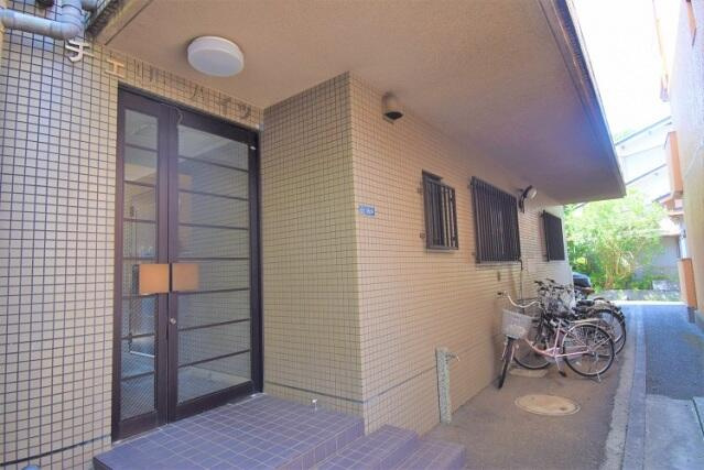 川崎市多摩区菅北浦２丁目の賃貸マンションのエントランス