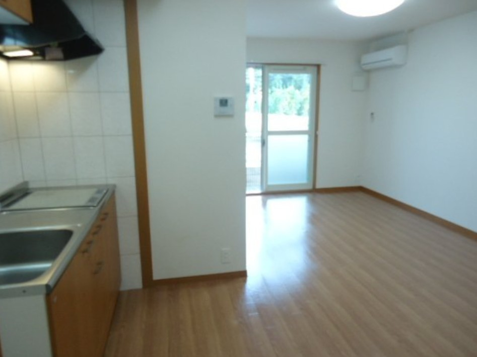 川崎市多摩区長沢４丁目のアパートの居間・リビング