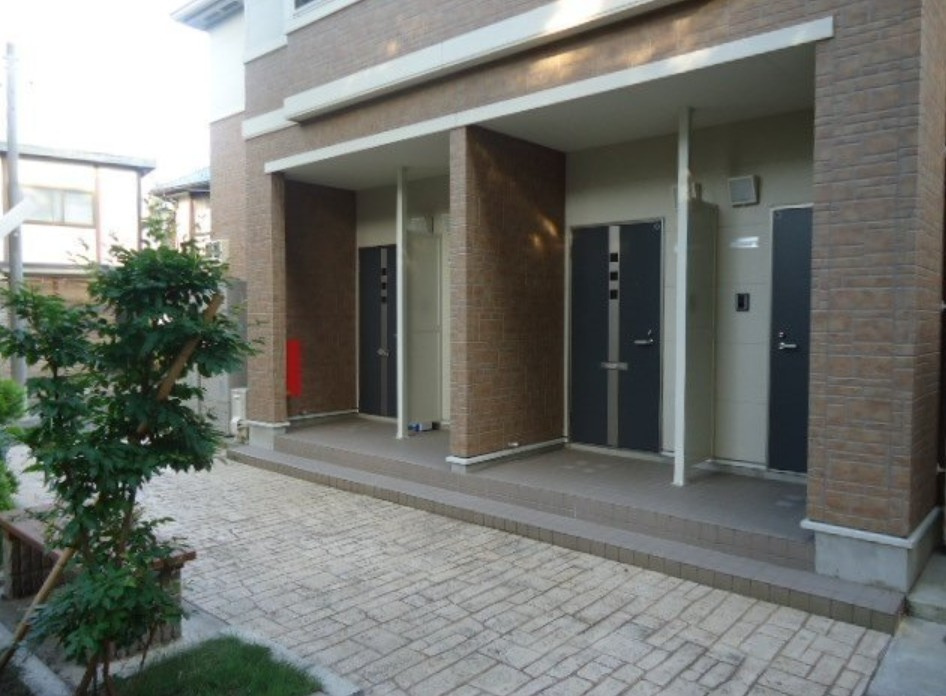 川崎市多摩区長沢４丁目のアパートのエントランス