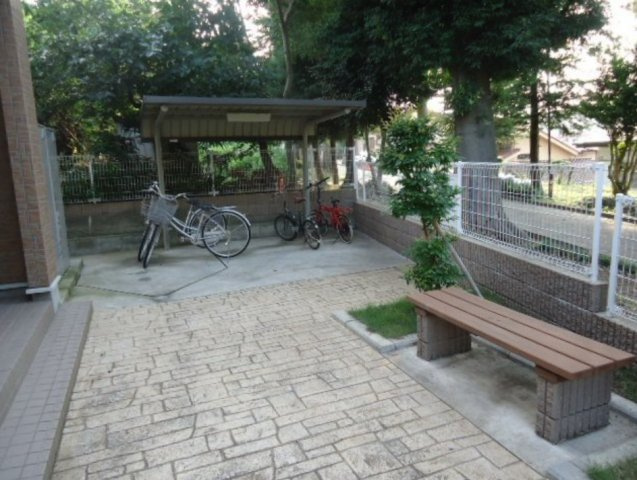 川崎市多摩区長沢４丁目のアパートの庭