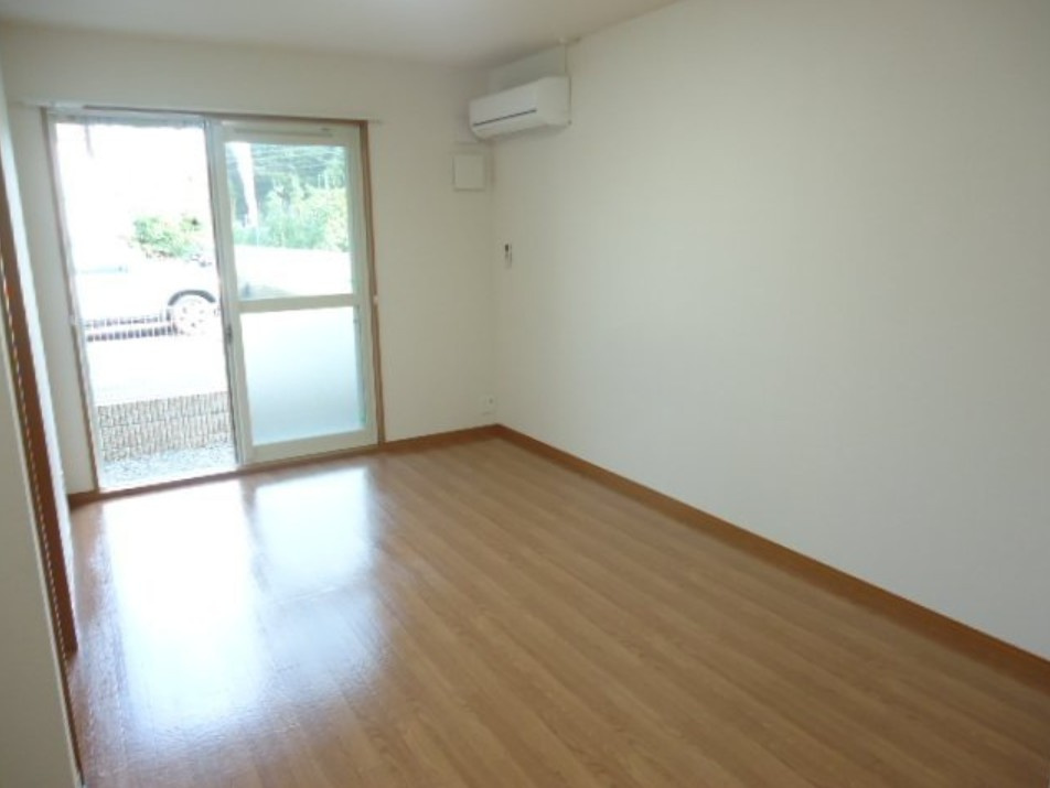 川崎市多摩区長沢４丁目のアパートの居間・リビング